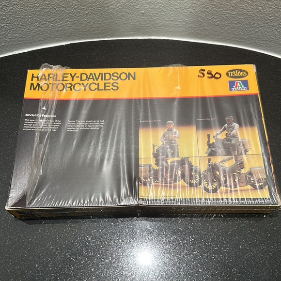 Harley-Davidson Motorcycles Vintage 1:35 Scale Model Set - Picture 4 of 6